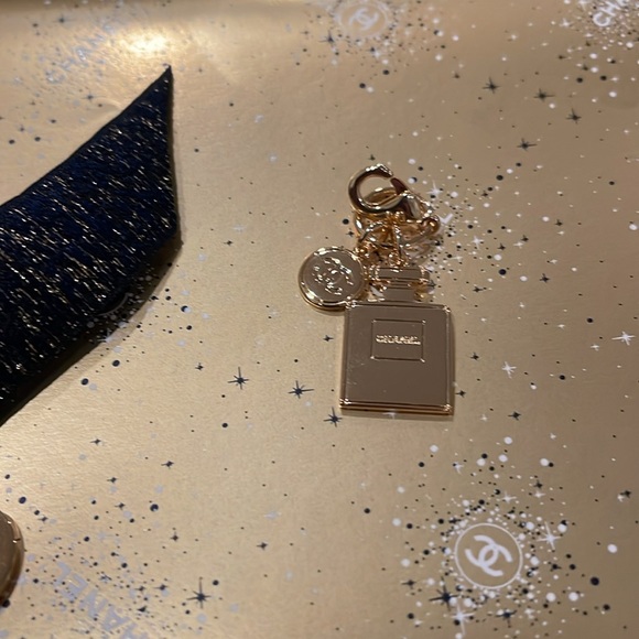 AUTHENTIC CHANEL HOLIDAY 2023 CHARM - Picture 3 of 7